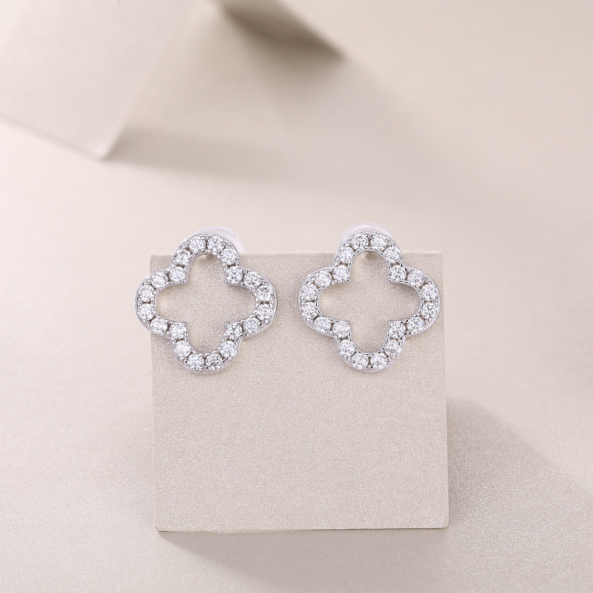 Fashionable And Luxurious Sterling Silver And Platinum-plated Stud Earrings